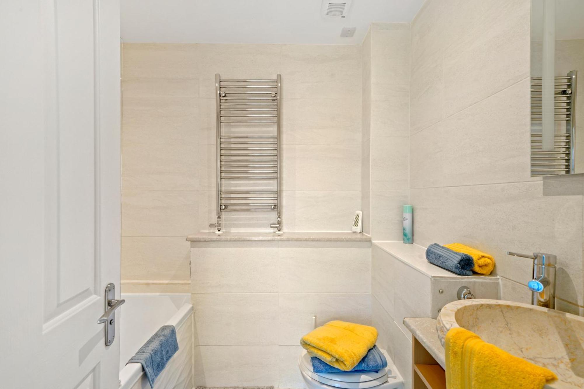 3 Bedroom Mews Home - Clapham Common - Free Private Parking - Sleeps 5 - Newly Refurbished - Sweetpea & Pillow Properties ลอนดอน ภายนอก รูปภาพ