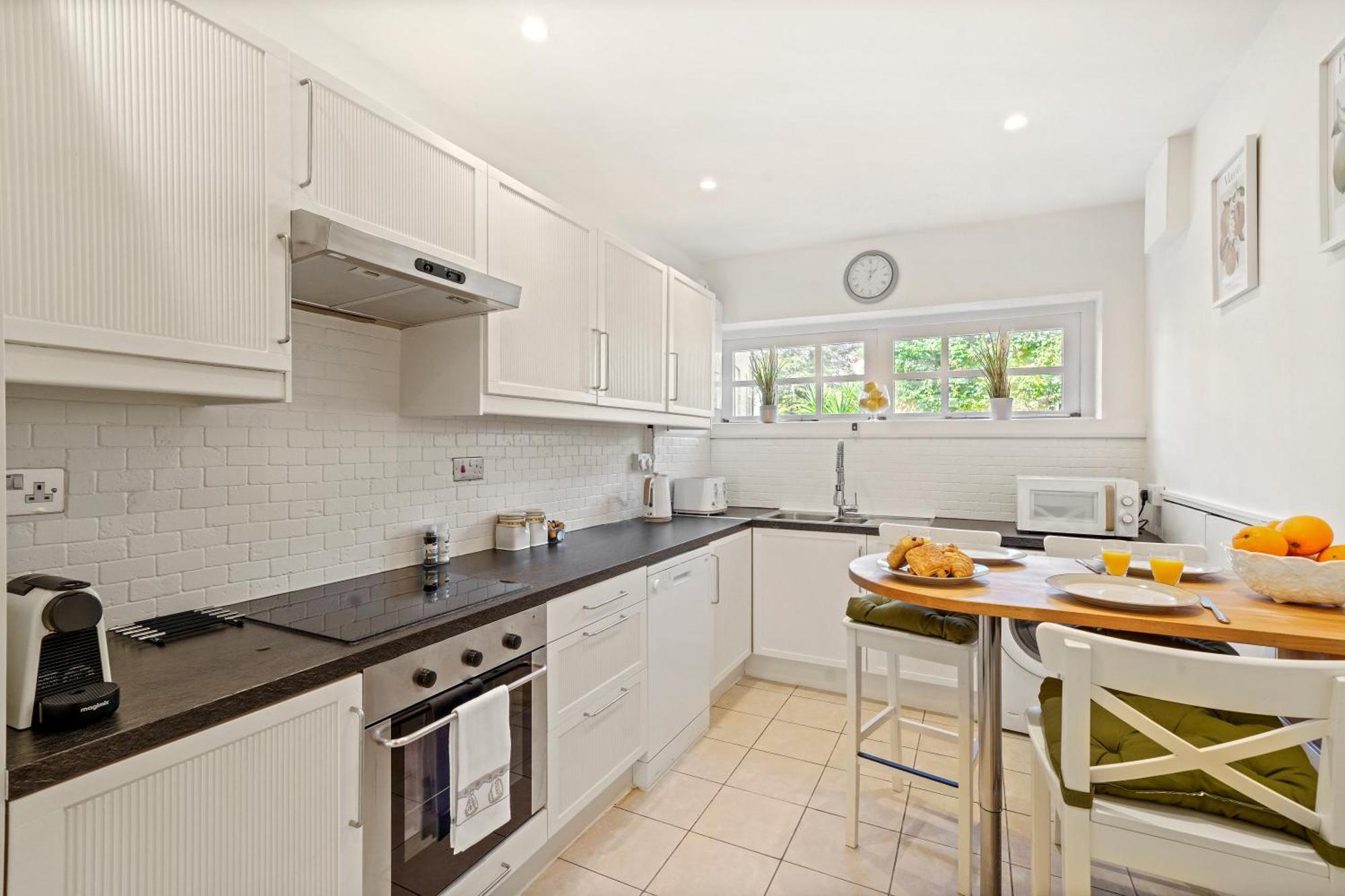 3 Bedroom Mews Home - Clapham Common - Free Private Parking - Sleeps 5 - Newly Refurbished - Sweetpea & Pillow Properties ลอนดอน ภายนอก รูปภาพ