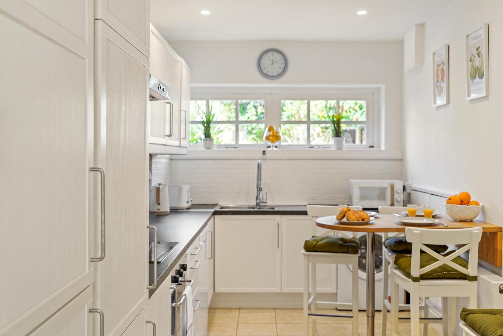3 Bedroom Mews Home - Clapham Common - Free Private Parking - Sleeps 5 - Newly Refurbished - Sweetpea & Pillow Properties ลอนดอน ภายนอก รูปภาพ