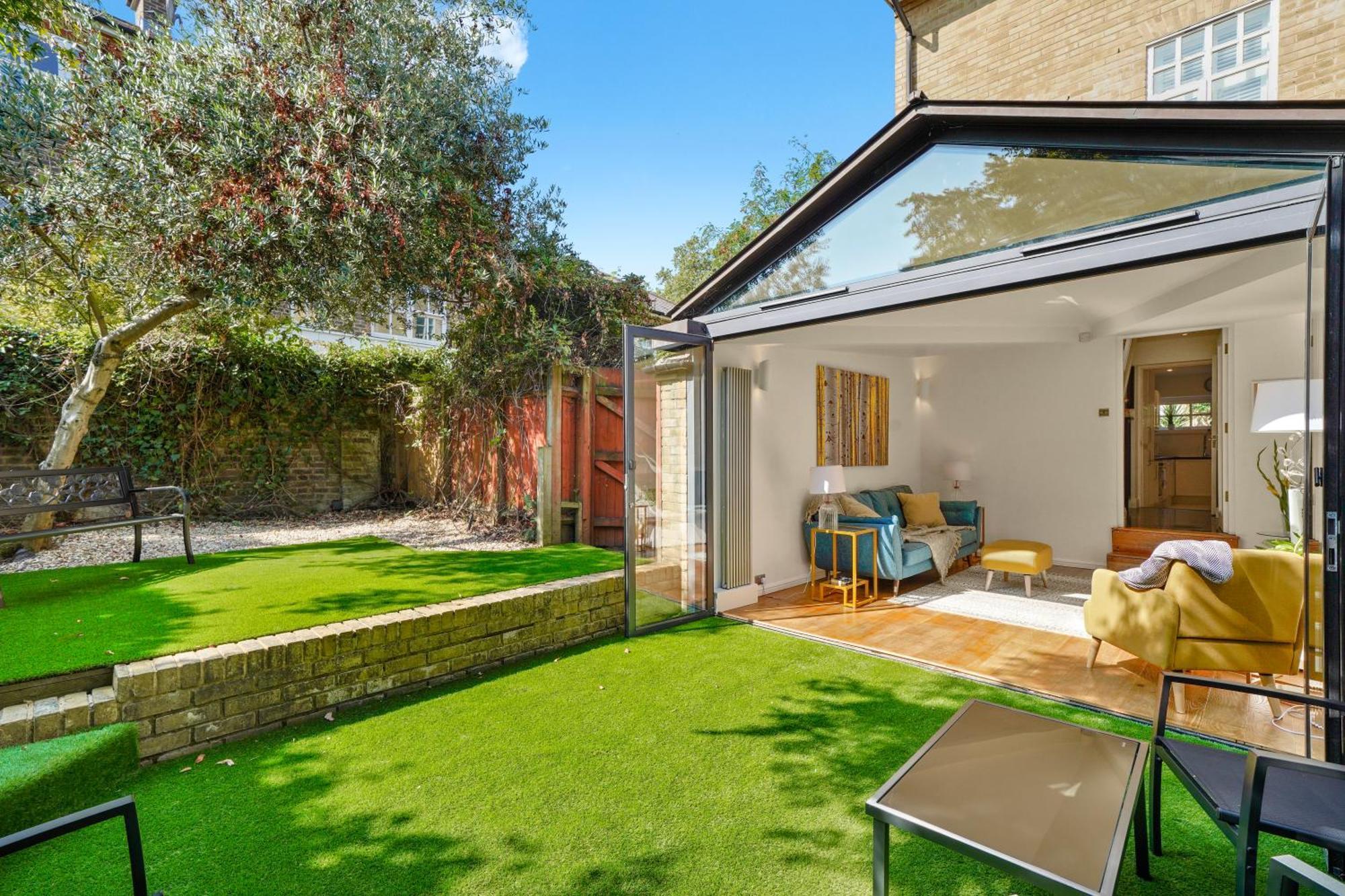3 Bedroom Mews Home - Clapham Common - Free Private Parking - Sleeps 5 - Newly Refurbished - Sweetpea & Pillow Properties ลอนดอน ภายนอก รูปภาพ