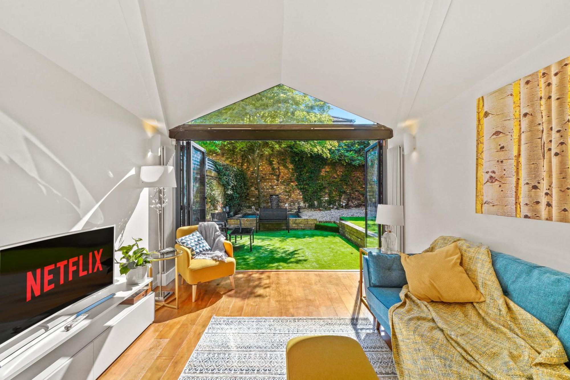 3 Bedroom Mews Home - Clapham Common - Free Private Parking - Sleeps 5 - Newly Refurbished - Sweetpea & Pillow Properties ลอนดอน ภายนอก รูปภาพ