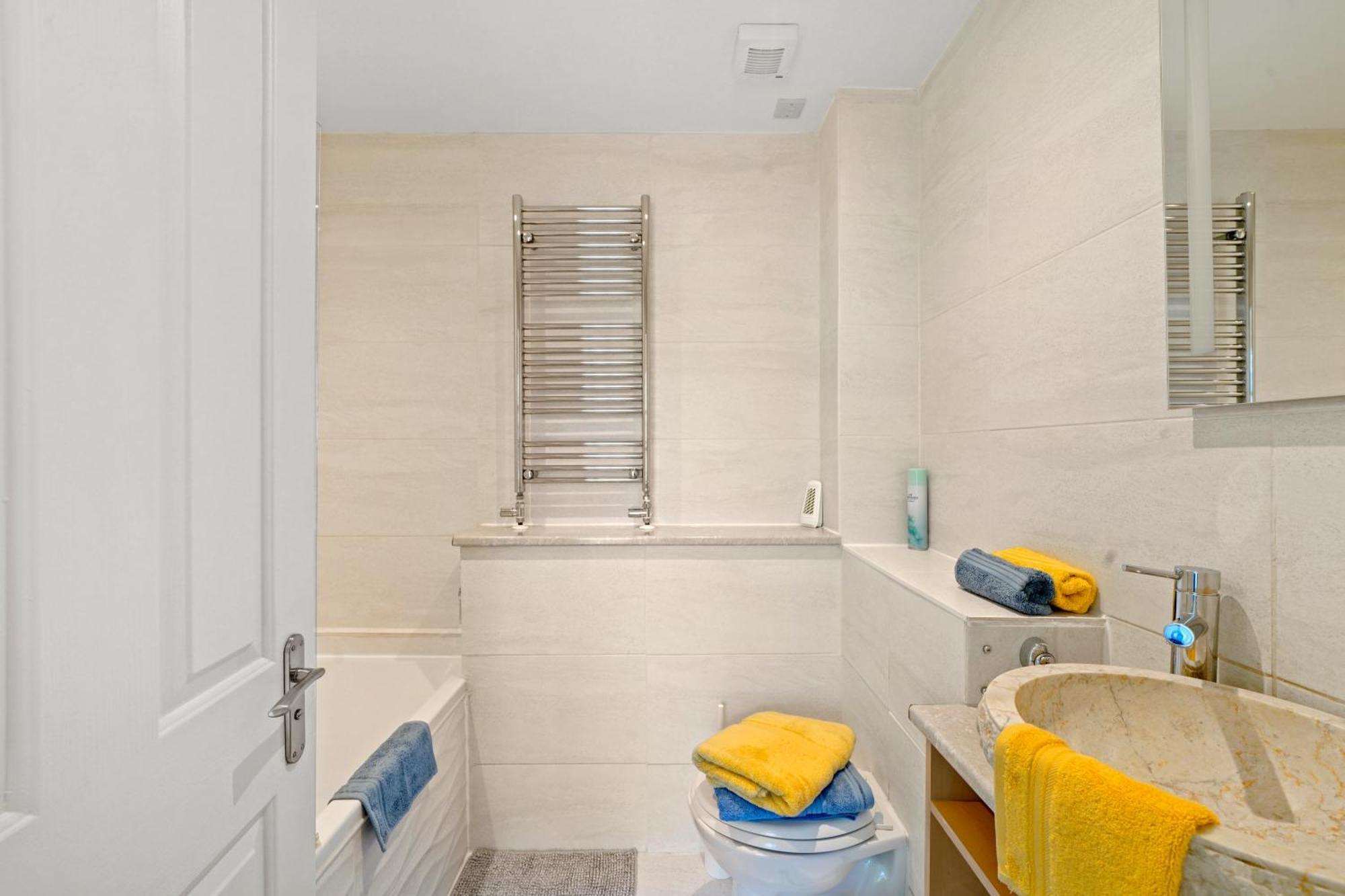 3 Bedroom Mews Home - Clapham Common - Free Private Parking - Sleeps 5 - Newly Refurbished - Sweetpea & Pillow Properties ลอนดอน ภายนอก รูปภาพ