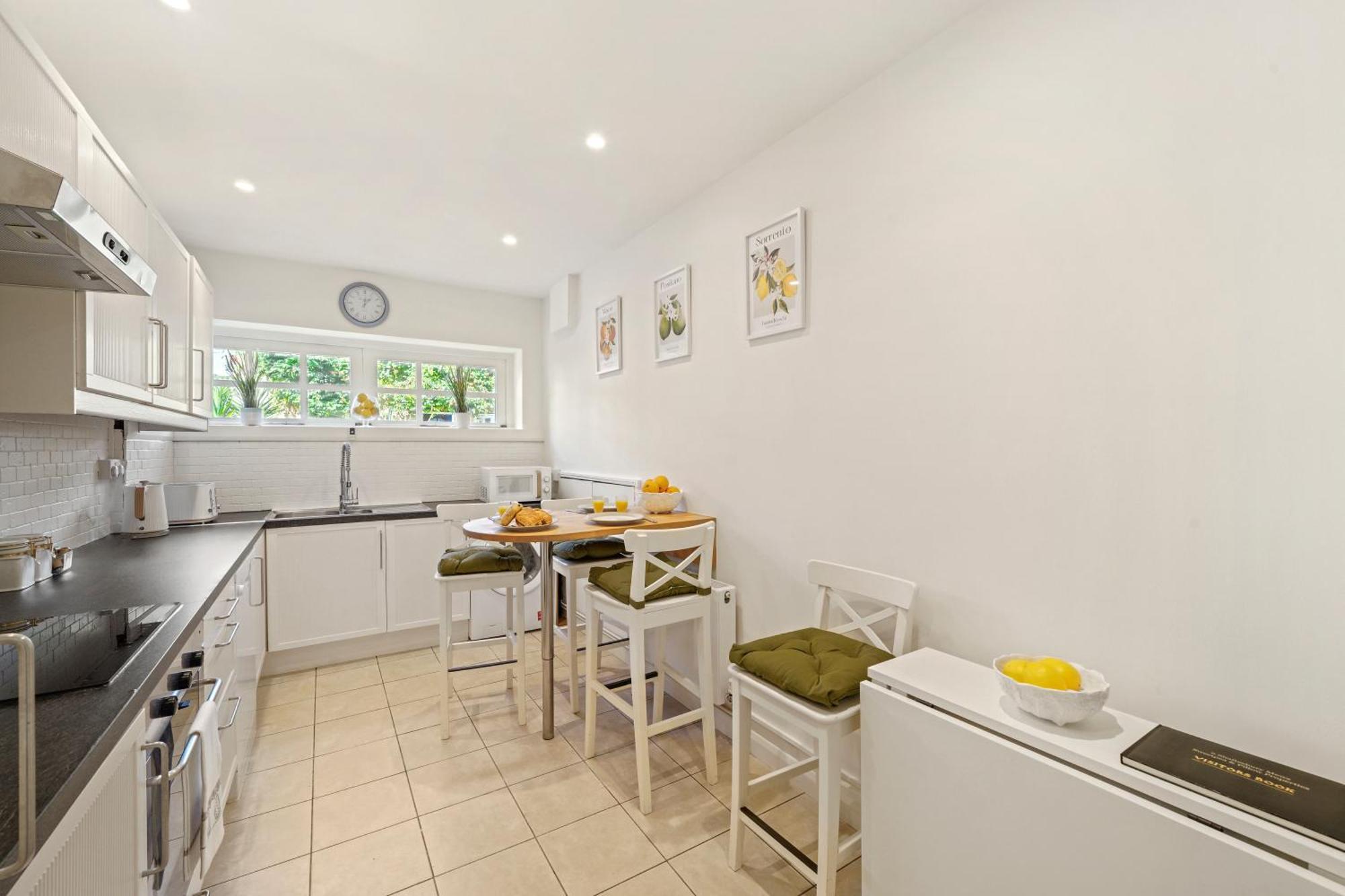 3 Bedroom Mews Home - Clapham Common - Free Private Parking - Sleeps 5 - Newly Refurbished - Sweetpea & Pillow Properties ลอนดอน ภายนอก รูปภาพ