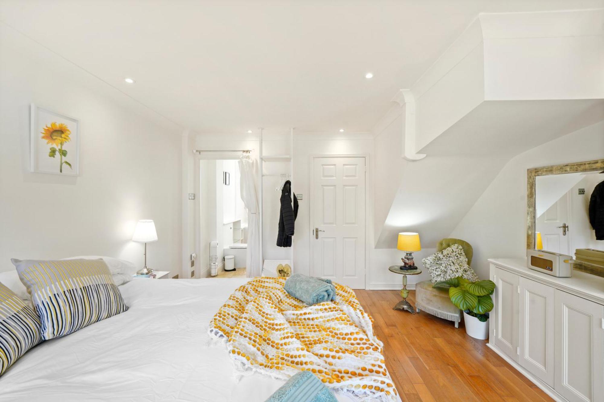 3 Bedroom Mews Home - Clapham Common - Free Private Parking - Sleeps 5 - Newly Refurbished - Sweetpea & Pillow Properties ลอนดอน ภายนอก รูปภาพ